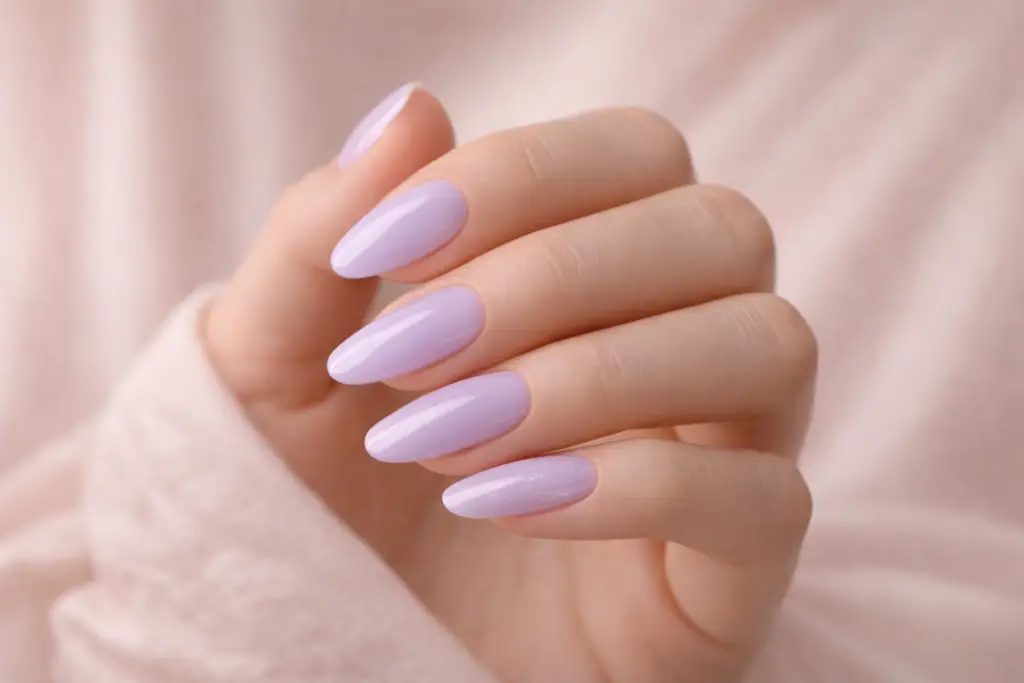 Vrouw met acryl nagels en een lila nagellak